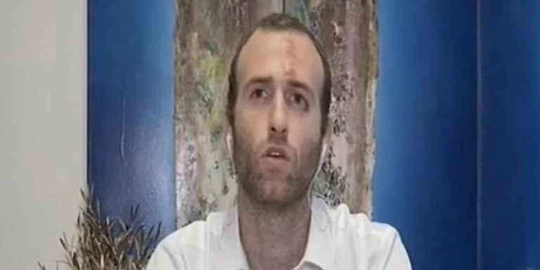 Η συγκλονιστική περιγραφή από την επίθεση που δέχθηκε στην ΑΣΟΕΕ – «Με έριξαν κάτω, άρχισαν να με χτυπούν με κλωτσιές και μπουνιές»